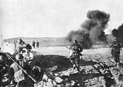 Советские солдаты контратакуют противника на Крымском фронте. 1942 г.